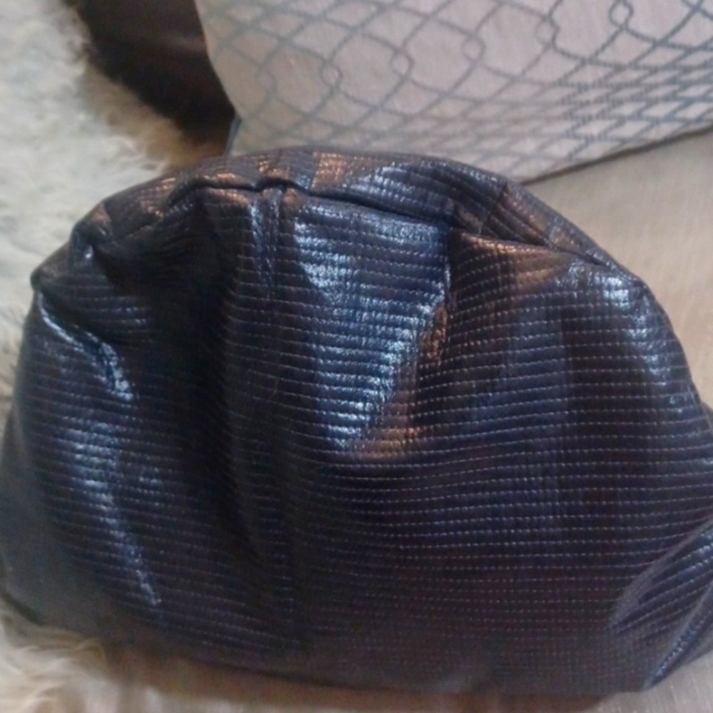 REVA NAVY VINTAGE PERFORATED LEATHER SLOUCH SHOULDER BAG - Picture 5 of 10